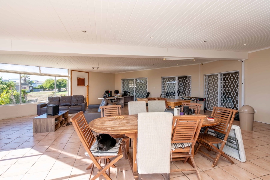 8 Bedroom Property for Sale in Middedorp Western Cape